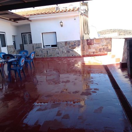 Hostal 2 Estrellas -Restaurante Las Tres Encinas En El Centro Del Pueblo Cabeza la Vaca Kültér fotó