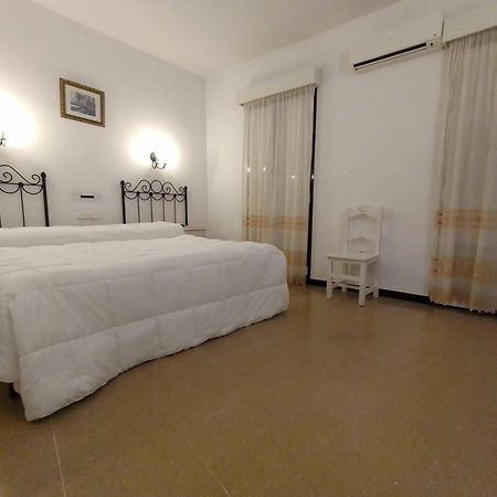 Hostal 2 Estrellas -Restaurante Las Tres Encinas En El Centro Del Pueblo Cabeza la Vaca Kültér fotó