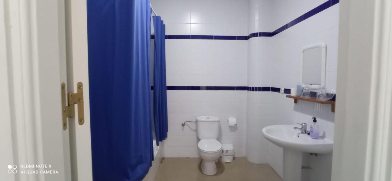 Hostal 2 Estrellas -Restaurante Las Tres Encinas En El Centro Del Pueblo Cabeza la Vaca Kültér fotó