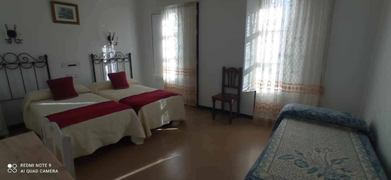 Hostal 2 Estrellas -Restaurante Las Tres Encinas En El Centro Del Pueblo Cabeza la Vaca Kültér fotó
