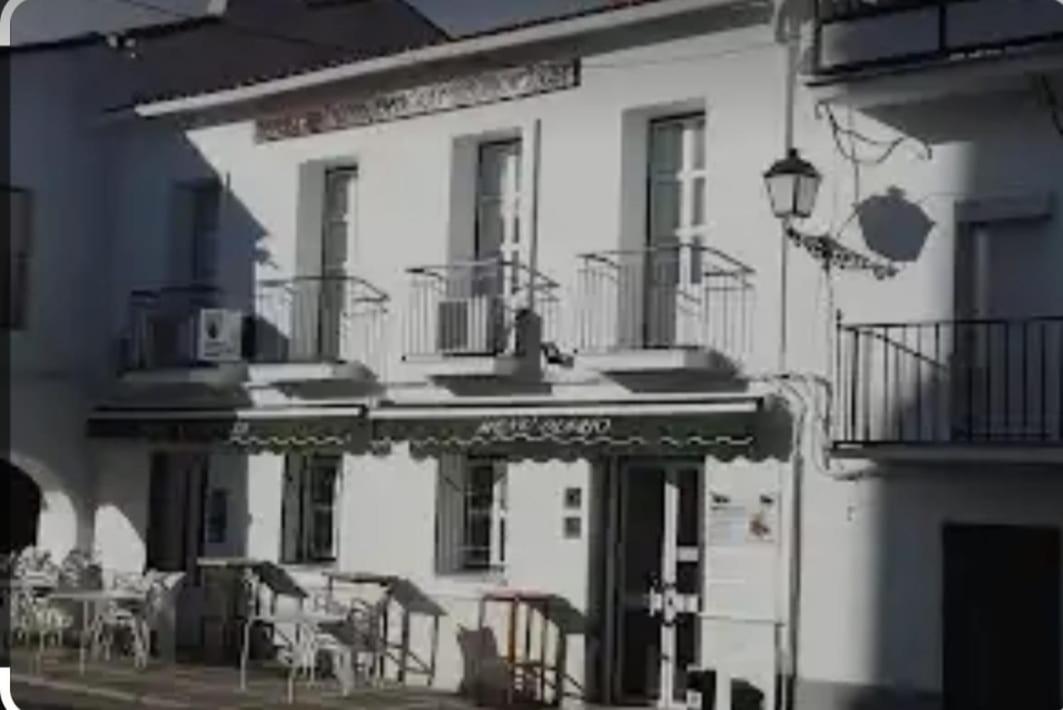 Hostal 2 Estrellas -Restaurante Las Tres Encinas En El Centro Del Pueblo Cabeza la Vaca Kültér fotó