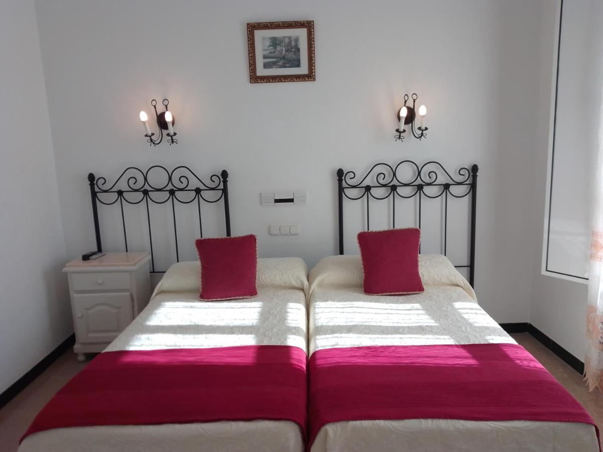 Hostal 2 Estrellas -Restaurante Las Tres Encinas En El Centro Del Pueblo Cabeza la Vaca Kültér fotó