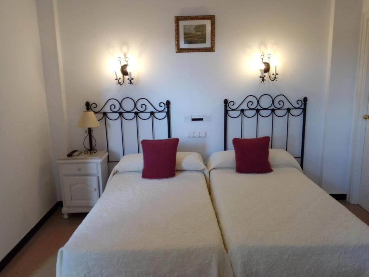 Hostal 2 Estrellas -Restaurante Las Tres Encinas En El Centro Del Pueblo Cabeza la Vaca Kültér fotó