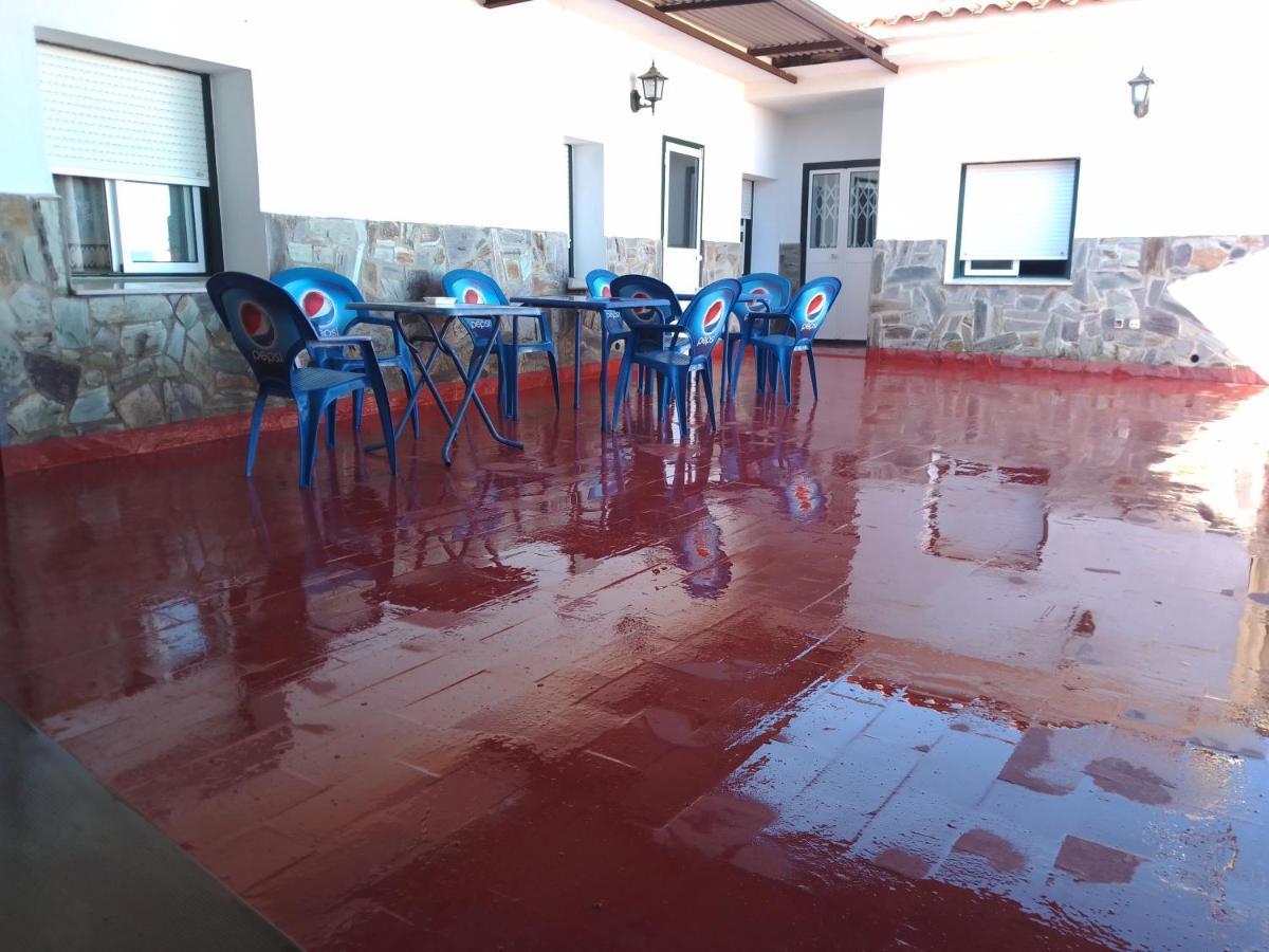 Hostal 2 Estrellas -Restaurante Las Tres Encinas En El Centro Del Pueblo Cabeza la Vaca Kültér fotó