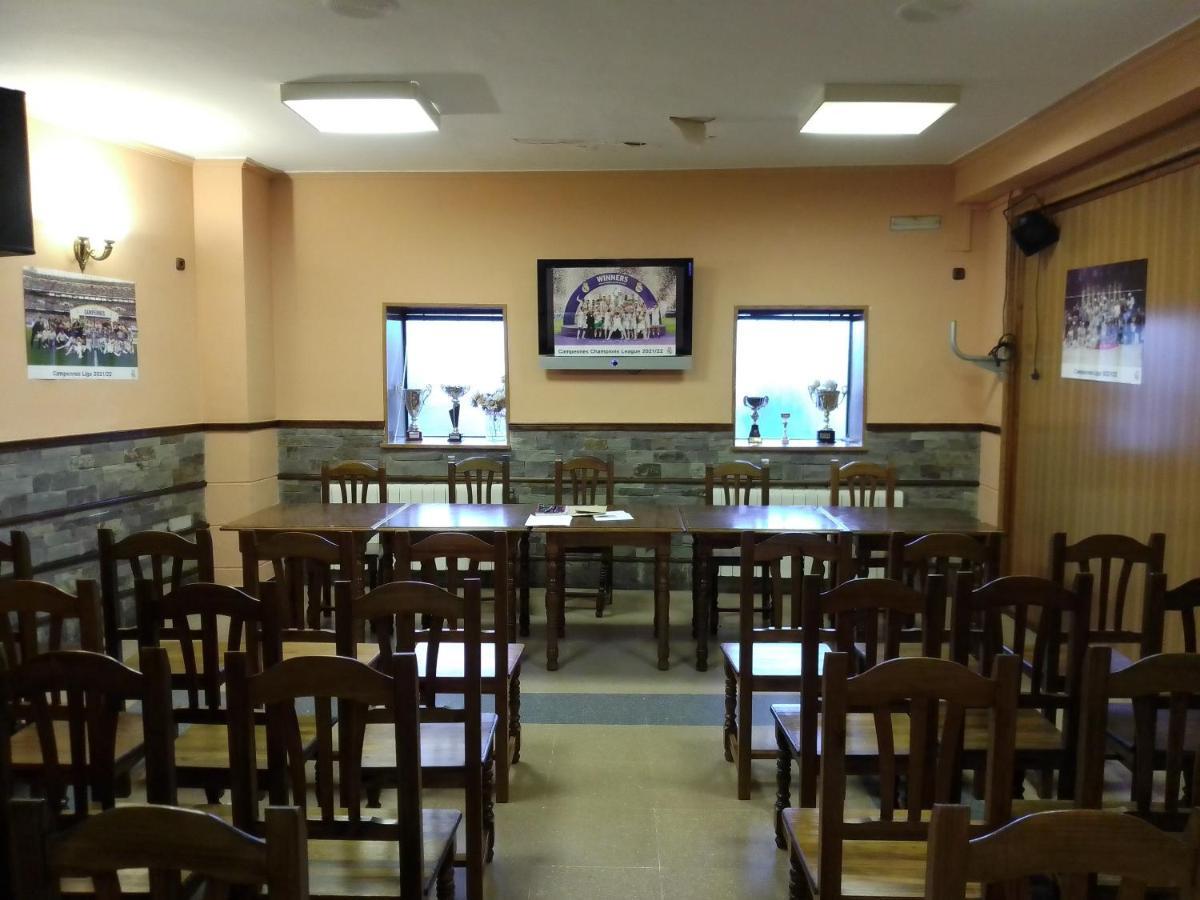 Hostal 2 Estrellas -Restaurante Las Tres Encinas En El Centro Del Pueblo Cabeza la Vaca Kültér fotó