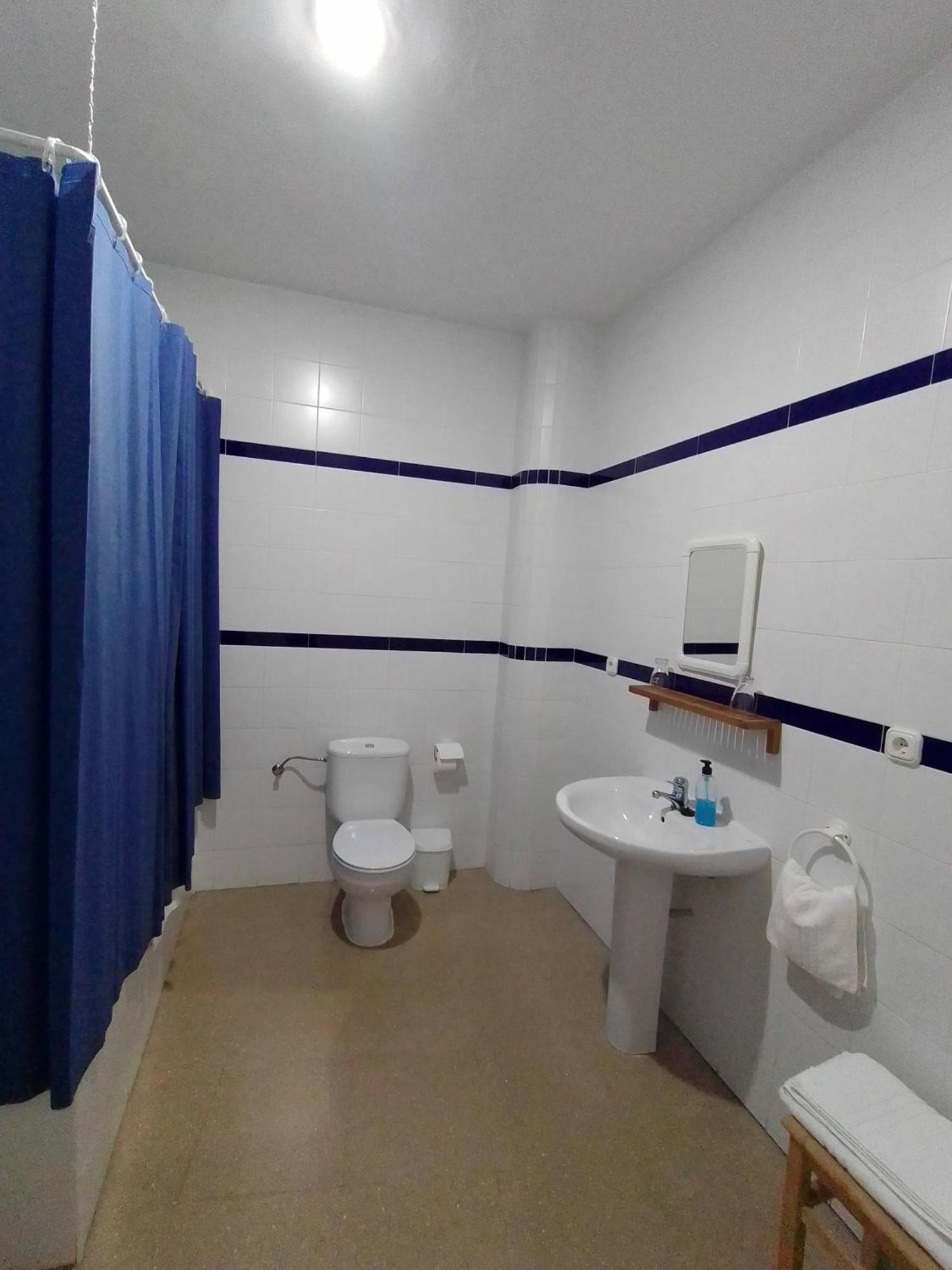Hostal 2 Estrellas -Restaurante Las Tres Encinas En El Centro Del Pueblo Cabeza la Vaca Kültér fotó