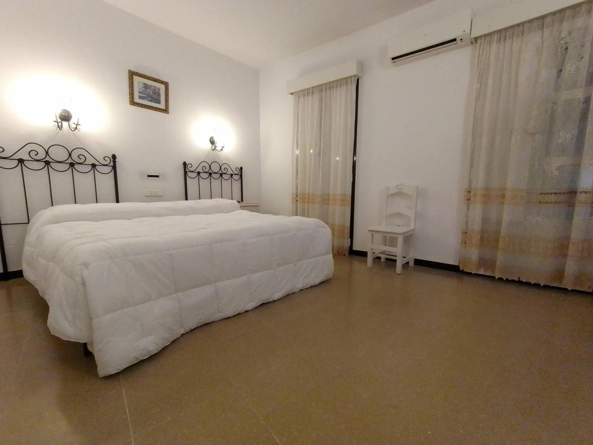 Hostal 2 Estrellas -Restaurante Las Tres Encinas En El Centro Del Pueblo Cabeza la Vaca Kültér fotó
